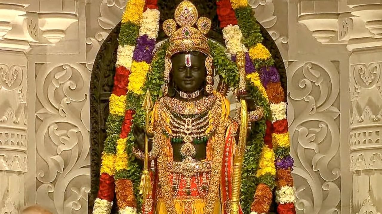 ਸੋਨਾ, ਹੀਰੇ ਅਤੇ ਰੂਬੀ ਦੇ ਬਣੇ ਹਨ ਰਾਮਲਲਾ ਦੇ ਗਹਿਣੇ, ਜਾਣੋ ਇਨ੍ਹਾਂ ਦੀ ਖਾਸੀਅਤ ਸੋਨਾ, ਹੀਰੇ ਅਤੇ ਰੂਬੀ ਦੇ ਬਣੇ ਹਨ ਰਾਮਲਲਾ ਦੇ ਗਹਿਣੇ, ਜਾਣੋ ਇਨ੍ਹਾਂ ਦੀ ਖਾਸੀਅਤ