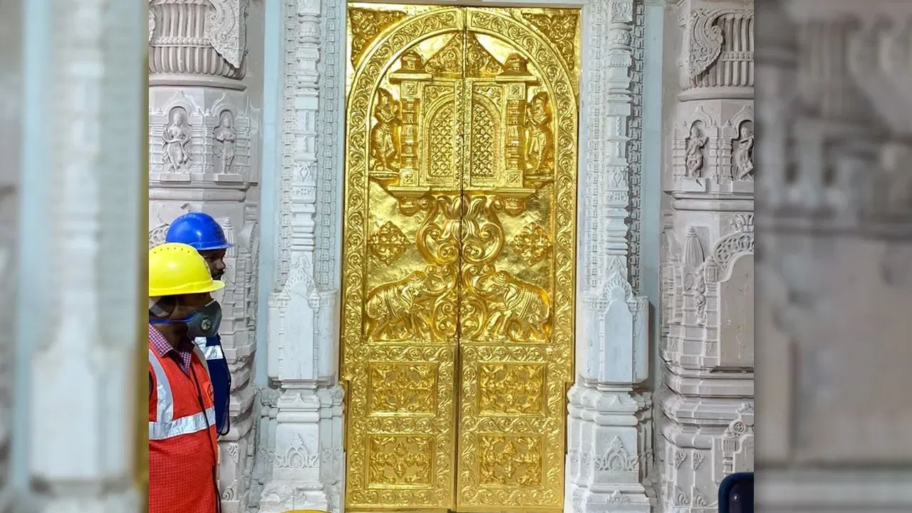 ਰਾਮ ਮੰਦਰ ‘ਚ ਲੱਗਿਆ ਪਹਿਲਾ ‘ਗੋਲਡਨ ਗੇਟ’, 1000 ਸਾਲ ਤੱਕ ਨਹੀਂ ਹੋਵੇਗਾ ਖ਼ਰਾਬ, ਸਾਹਮਣੇ ਆਈ ਪਹਿਲੀ ਤਸਵੀਰ