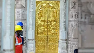 ਰਾਮ ਮੰਦਰ ‘ਚ ਲੱਗਿਆ ਪਹਿਲਾ ‘ਗੋਲਡਨ ਗੇਟ’, 1000 ਸਾਲ ਤੱਕ ਨਹੀਂ ਹੋਵੇਗਾ ਖ਼ਰਾਬ, ਸਾਹਮਣੇ ਆਈ ਪਹਿਲੀ ਤਸਵੀਰ ਰਾਮ ਮੰਦਰ ‘ਚ ਲੱਗਿਆ ਪਹਿਲਾ ‘ਗੋਲਡਨ ਗੇਟ’, 1000 ਸਾਲ ਤੱਕ ਨਹੀਂ ਹੋਵੇਗਾ ਖ਼ਰਾਬ, ਸਾਹਮਣੇ ਆਈ ਪਹਿਲੀ ਤਸਵੀਰ