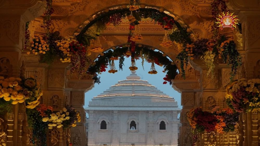 ਮੰਦਰ ਦੀ ਸਜਾਵਟ ਦੇ ਲਈ 50 ਹਜ਼ਾਰ ਕਿਲੋ ਤੋਂ ਜ਼ਿਆਦਾ ਫੁੱਲਾਂ ਨੂੰ ਅਯੁੱਧਿਆ ਲਿਆਇਆ ਗਿਆ ਹੈ। ਮੰਦਰ ਦੇ ਖੰਭਿਆਂ ਨੂੰ ਫੁੱਲਾਂ ਨਾਲ ਸਜਾਇਆ ਜਾ ਰਿਹਾ ਹੈ। ਇਹ ਫੁੱਲ ਦੇਸ਼ ਦੇ ਵੱਖ-ਵੱਖ ਥਾਵਾਂ ਤੋਂ ਆਏ ਹਨ।