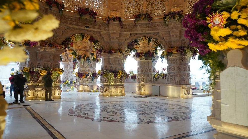 ਜਿਸ ਤਰ੍ਹਾਂ ਮੰਦਰ ਦੇ ਅੰਦਰ ਡਿਜ਼ਾਈਨ ਕੀਤਾ ਗਿਆ ਹੈ, ਉਸੇ ਤਰ੍ਹਾਂ ਫੁੱਲ ਵੀ ਲਗਾਏ ਗਏ ਹਨ ਤਾਂ ਜੋ ਮੰਦਰ ਸੁੰਦਰ ਅਤੇ ਸ਼ਾਨਦਾਰ ਦਿਖਾਈ ਦਵੇ।