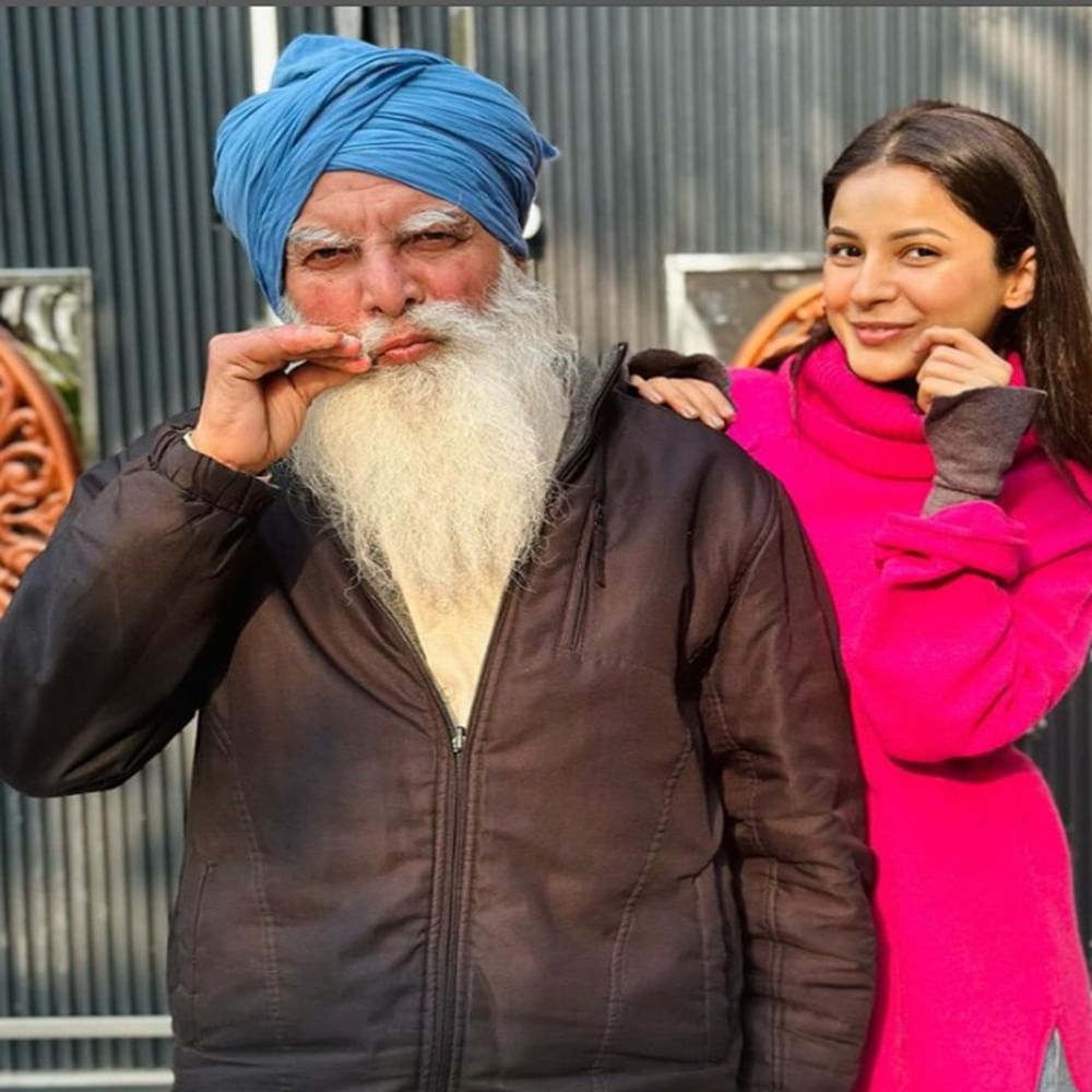 ਹਾਲ ਹੀ 'ਚ ਸ਼ਹਿਨਾਜ਼ ਗਿਲ ਨੇ ਆਪਣੇ ਦਾਦਾ ਜੀ ਨਾਲ ਤਸਵੀਰਾਂ ਸ਼ੇਅਰ ਕੀਤੀਆਂ ਹਨ। ਸ਼ਹਿਨਾਜ਼ ਨੇ ਪਿੰਕ ਟੌਪ ਦੇ ਨਾਲ ਜ਼ੀਨਸ ਪਾਈ ਹੋਈ ਹੈ।(Pic Credit: Instagram/shehnaazgill)