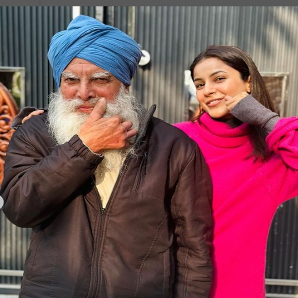 'ਪੋਤੀ-ਦਾਦੇ ਦਾ ਪਿਆਰ', ਸ਼ਹਿਨਾਜ਼ ਗਿੱਲ ਦੀਆਂ Cute ਤਸਵੀਰਾਂ ਵਾਇਰਲ, ਵੇਖੋ...