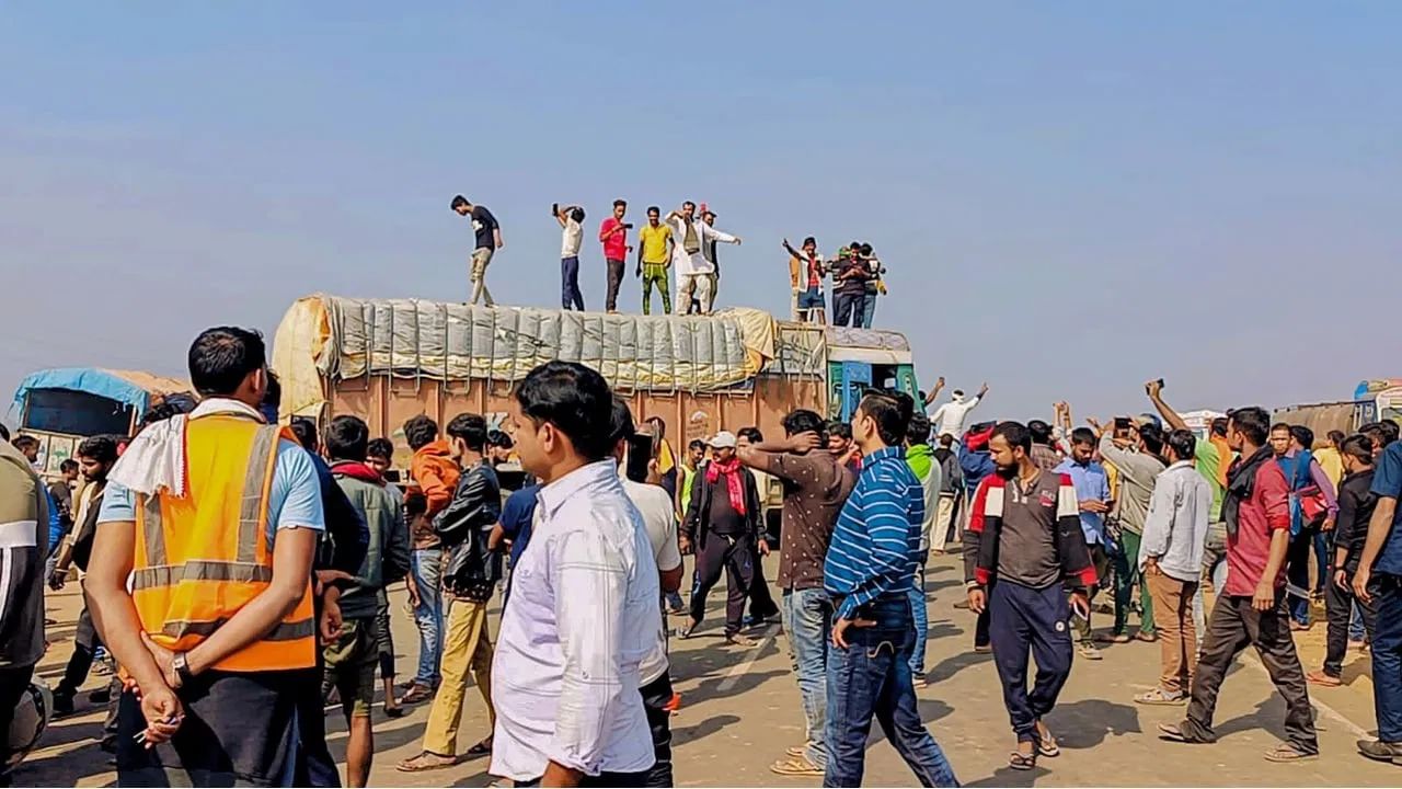 ਟਰੱਕ ਡਰਾਈਵਰਾਂ ਦੀ ਹੜ੍ਹਤਾਲ ‘ਤੇ ਪੰਜਾਬ ਸਰਕਾਰ ਦੇ ਅਧਿਕਾਰੀਆਂ ਦੀ ਮੀਟਿੰਗ, ਸੂਬੇ ‘ਚ ਨਹੀਂ ਹੋਵੇਗੀ ਪੈਟਰੋਲ ਦੀ ਘਾਟ ਟਰੱਕ ਡਰਾਈਵਰਾਂ ਦੀ ਹੜ੍ਹਤਾਲ ‘ਤੇ ਪੰਜਾਬ ਸਰਕਾਰ ਦੇ ਅਧਿਕਾਰੀਆਂ ਦੀ ਮੀਟਿੰਗ, ਸੂਬੇ ‘ਚ ਨਹੀਂ ਹੋਵੇਗੀ ਪੈਟਰੋਲ ਦੀ ਘਾਟ