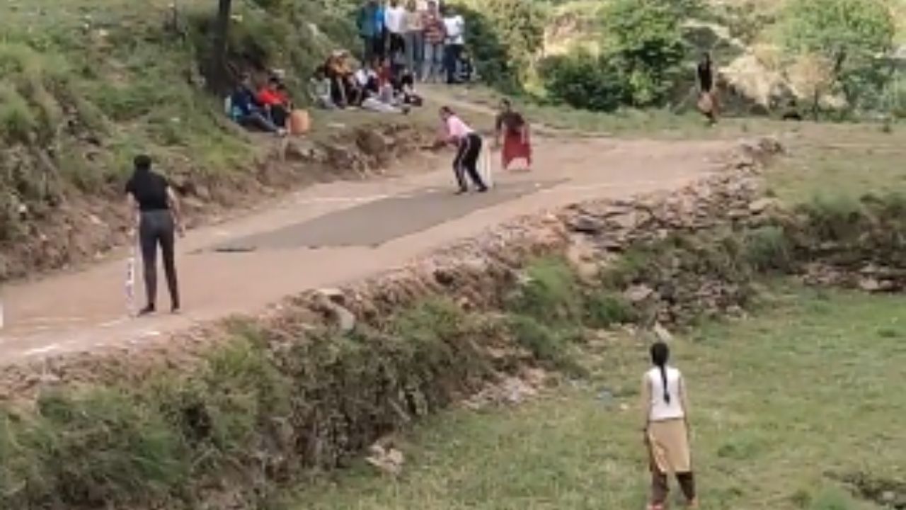 Cricket Lovers:ਪਹਾੜਾਂ ‘ਤੇ ਕੁੜੀਆਂ ਨੇ ਮਾਰੇ ਚੌਕੇ-ਛੱਕੇ, ਫਿਰ ਦਿਖਾਈ ਅਜਿਹੀ ਫਿਲਡਿੰਗ ਮੁਰੀਦ ਹੋਏ ਆਨੰਦ ਮਹਿੰਦਰਾ Cricket Lovers:ਪਹਾੜਾਂ ‘ਤੇ ਕੁੜੀਆਂ ਨੇ ਮਾਰੇ ਚੌਕੇ-ਛੱਕੇ, ਫਿਰ ਦਿਖਾਈ ਅਜਿਹੀ ਫਿਲਡਿੰਗ ਮੁਰੀਦ ਹੋਏ ਆਨੰਦ ਮਹਿੰਦਰਾ