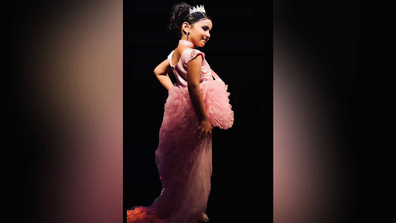 Ramp Walk: ਪਹਿਲਾਂ ਡਿੱਗੀ, ਫਿਰ ਉੱਠ ਕੇ ਰੈਂਪ ਤੇ ਵਿਖੇਰਿਆ ਜਾਦੂ , 8 ਸਾਲ ਦੀ ਬੱਚੀ ਦਾ ਕਾਨਫੀਡੈਂਸ ਦੇਖ ਕੇ ਲੋਕਾਂ ਨੇ ਬਜਾਈ ਤਾੜੀਆਂ