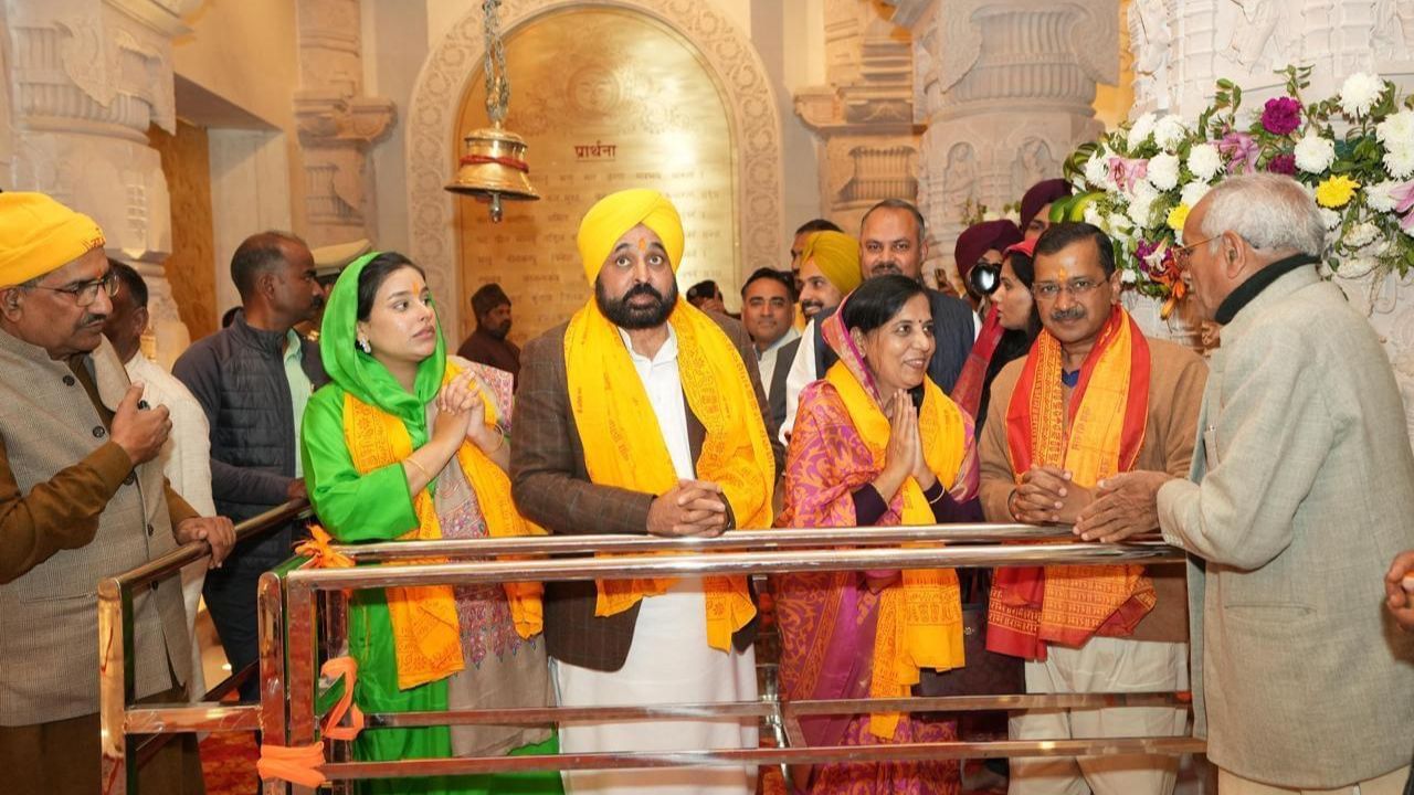 ਮੁੱਖ ਮੰਤਰੀ ਮਾਨ ਅਤੇ ‘ਆਪ’ ਮੁਖੀ ਕੇਜਰੀਵਾਲ ਨੇ ਪਰਿਵਾਰ ਸਮੇਤ ਕੀਤੇ ਰਾਮਲਲਾ ਦੇ ਦਰਸ਼ਨ; ਬੋਲੇ – ਮਨ ਨੂੰ ਅਥਾਹ ਸ਼ਾਂਤੀ ਦਾ ਹੋਇਆ ਅਹਿਸਾਸ ਮੁੱਖ ਮੰਤਰੀ ਮਾਨ ਅਤੇ ‘ਆਪ’ ਮੁਖੀ ਕੇਜਰੀਵਾਲ ਨੇ ਪਰਿਵਾਰ ਸਮੇਤ ਕੀਤੇ ਰਾਮਲਲਾ ਦੇ ਦਰਸ਼ਨ; ਬੋਲੇ – ਮਨ ਨੂੰ ਅਥਾਹ ਸ਼ਾਂਤੀ ਦਾ ਹੋਇਆ ਅਹਿਸਾਸ
