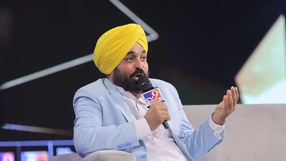 ਇਸ ਦੌਰਾਨ ਉਨ੍ਹਾਂ ਦਿੱਲੀ ਦੇ ਮੁੱਖ ਮੰਤਰੀ ਅਰਵਿੰਦ ਕੇਜਰੀਵਾਲ ਦਾ ਨਾਂ ਲੈਂਦਿਆਂ ਕਿਹਾ ਕਿ ਉਹ ਆਈਆਰਐਸ ਹਨ, ਜੇਕਰ ਉਹ ਚਾਹੁੰਦੇ ਤਾਂ ਲੱਖਾਂ-ਕਰੋੜਾਂ ਰੁਪਏ ਕਮਾ ਸਕਦੇ ਸਨ ਪਰ ਉਹ ਪਾਰਟੀ ਵਿੱਚ ਇਸ ਲਈ ਹਨ ਕਿਉਂਕਿ ਉਹ ਜਨਤਾ ਲਈ ਕੰਮ ਕਰਨਾ ਚਾਹੁੰਦੇ ਹਨ।