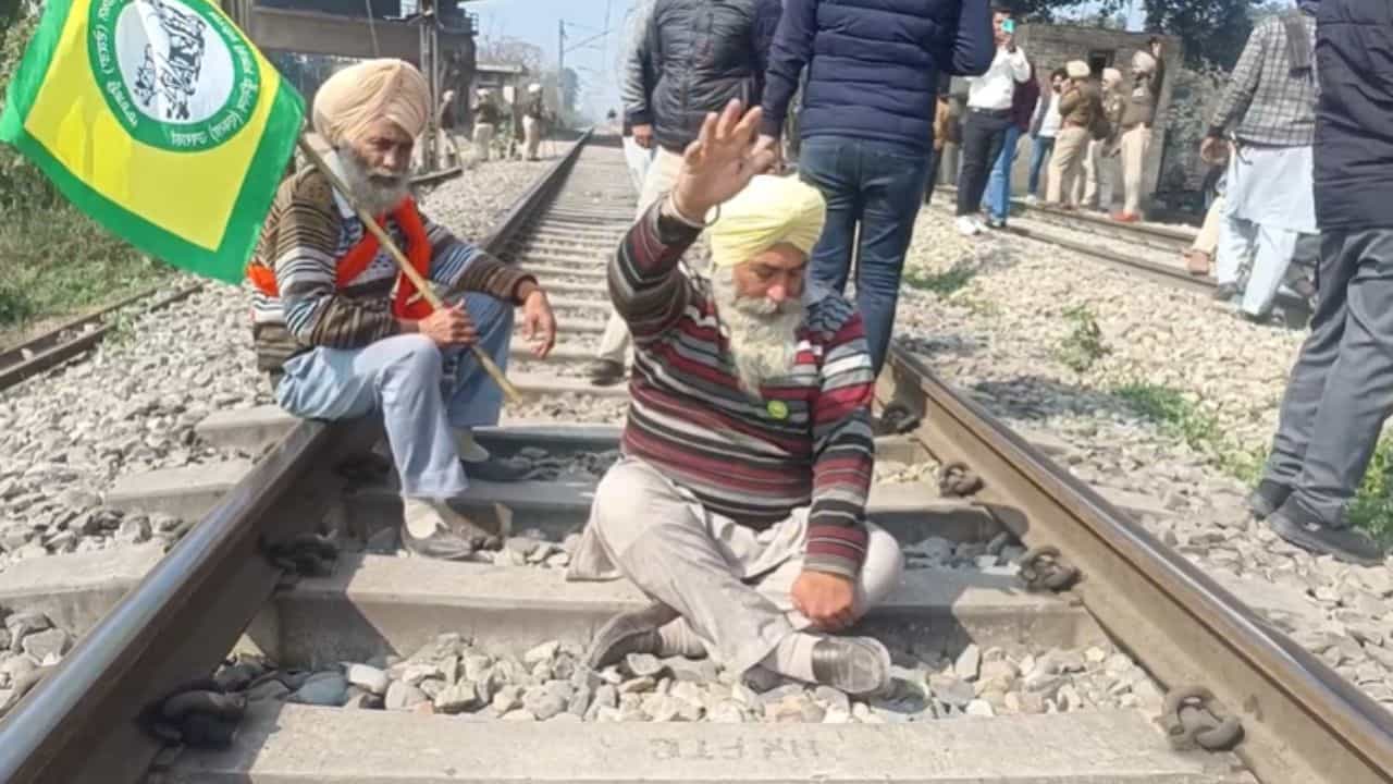 7ਵੇਂ ਦਿਨ ਵੀ ਸਾਥੀਆਂ ਦੀ ਰਿਹਾਈ ਦੀ ਮੰਗ ਤੇ ਅੜੇ ਕਿਸਾਨ, ਹੁਣ ਤੱਕ 494 ਟਰੇਨਾਂ ਪ੍ਰਭਾਵਿਤ 7ਵੇਂ ਦਿਨ ਵੀ ਸਾਥੀਆਂ ਦੀ ਰਿਹਾਈ ਦੀ ਮੰਗ ਤੇ ਅੜੇ ਕਿਸਾਨ, ਹੁਣ ਤੱਕ 494 ਟਰੇਨਾਂ ਪ੍ਰਭਾਵਿਤ