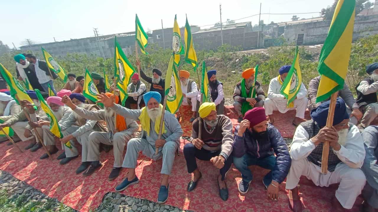 ਕਿਸਾਨ ਫਿਰ ਰੋਕਣਗੇ ਰੇਲਾਂ, MSP ਤੇ ਹੋਰ ਮੰਗਾਂ ਸਰਕਾਰ ਦੇ ਕੰਨਾਂ ਤੱਕ ਪਹੁੰਚਾਉਣ ਲਈ ਕਰ ਰਹੇ ਪ੍ਰਦਰਸ਼ਨ ਕਿਸਾਨ ਫਿਰ ਰੋਕਣਗੇ ਰੇਲਾਂ, MSP ਤੇ ਹੋਰ ਮੰਗਾਂ ਸਰਕਾਰ ਦੇ ਕੰਨਾਂ ਤੱਕ ਪਹੁੰਚਾਉਣ ਲਈ ਕਰ ਰਹੇ ਪ੍ਰਦਰਸ਼ਨ
