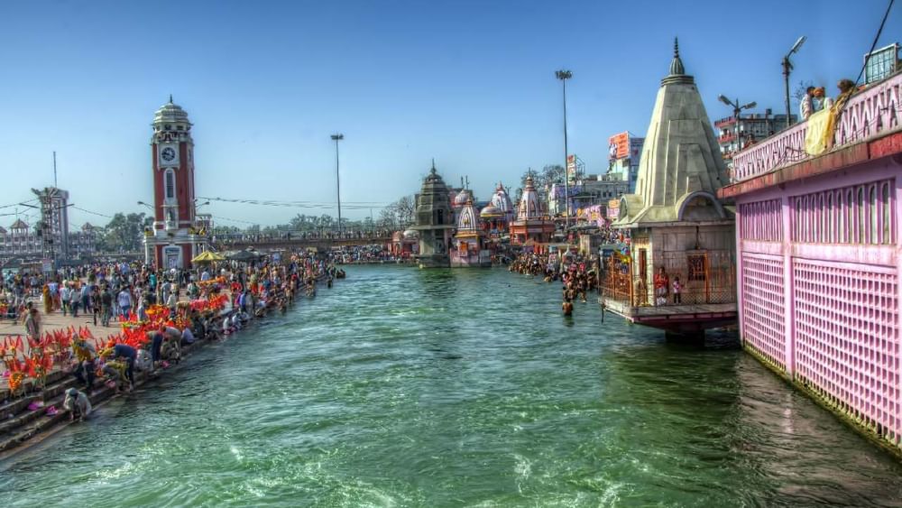 ਹਰਿਦੁਆਰ-ਰਿਸ਼ੀਕੇਸ਼: ਰਿਸ਼ੀਕੇਸ਼ ਦਾ ਨਾਂ ਪ੍ਰਸਿੱਧ ਸੈਰ-ਸਪਾਟਾ ਸਥਾਨਾਂ ਵਿੱਚ ਸ਼ਾਮਲ ਹੈ। ਪਰ ਇਸ ਸਥਾਨ 'ਤੇ ਕਈ ਮੰਦਰ ਵੀ ਮੌਜੂਦ ਹਨ, ਜਿਨ੍ਹਾਂ ਵਿਚੋਂ ਇਕ ਨੀਲਕੰਠ ਮਹਾਦੇਵ ਮੰਦਰ ਹੈ ਜੋ ਪੌੜੀ ਗੜ੍ਹਵਾਲ ਵਿਚ ਸਥਿਤ ਹੈ। ਮਿਥਿਹਾਸ ਦੇ ਅਨੁਸਾਰ, ਇੱਥੇ ਹੀ ਭਗਵਾਨ ਮਹਾਦੇਵ ਨੇ ਸਮੁੰਦਰ ਦੇ ਮੰਥਨ ਤੋਂ ਨਿਕਲਿਆ ਜ਼ਹਿਰ ਪੀਤਾ ਸੀ। ਇਸ ਕਾਰਨ ਭੋਲੇਨਾਥ ਦੀ ਗਰਦਨ ਨੀਲੀ ਹੋ ਗਈ ਸੀ। ਕਿਹਾ ਜਾਂਦਾ ਹੈ ਕਿ ਇਸ ਮੰਦਰ ਦੇ ਦਰਸ਼ਨ ਕਰਨ ਨਾਲ ਹਰ ਮਨੋਕਾਮਨਾ ਪੂਰੀ ਹੁੰਦੀ ਹੈ।