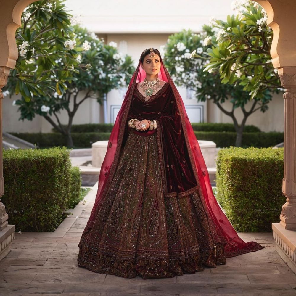 निमरत का ये लहंगा भी बेहतरीन लग रहा है. ये भी ब्राइडल लुक के लिए बेहतर ऑप्शन है. इसके साथ उन्होंने वेलवेट की शॉल ले रखी है. ठंड के मौसम में इस तरह की शॉल लहंगे पर अच्छी लगती है. इससे आपका ब्राइडल लुक बेहतरीन लगेगा.
