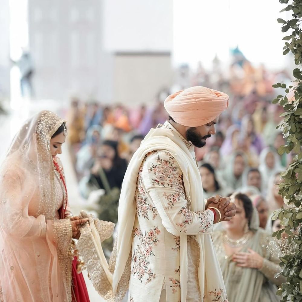 ਇਸ ਤੋਂ ਪਹਿਲਾਂ ਬ੍ਰਿਟਿਸ਼ ਪੰਜਾਬੀ ਅਦਾਕਾਰਾ ਮੈਂਡੀ ਤੱਖਰ ਅਤੇ ਸ਼ੇਖਰ ਕੌਸ਼ਲ ਨੇ ਸ੍ਰੀ ਗੁਰੂ ਗ੍ਰੰਥ ਸਾਹਿਬ ਜੀ ਦੀ ਹਜ਼ੂਰੀ ਵਿੱਚ ਲਾਵਾਂ ਲਈਆਂ ਸਨ ਅਤੇ ਹੁਣ ਦੋਵਾਂ ਨੇ ਹਿੰਦੂ ਰਿਵਾਜ਼ ਨਾਲ ਵੀ ਵਿਆਹ ਕਰਵਾਇਆ ਹੈ।