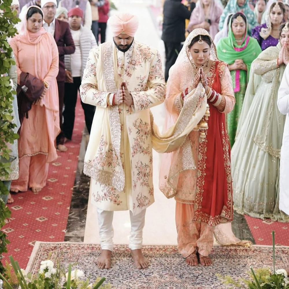 ਮੈਂਡੀ ਨੇ ਆਪਣੇ ਸੋਸ਼ਲ ਮੀਡੀਆ ਦੇ ਪਲੇਟਫਾਰਮ ਇੰਸਟਾਗ੍ਰਾਮ 'ਤੇ ਆਪਣੇ ਖ਼ਾਸ ਪਲ ਦੀਆਂ ਤਸਵੀਰਾਂ ਸ਼ੇਅਰ ਕੀਤੀਆਂ ਹਨ। ਤਸਵੀਰਾਂ ਵਿੱਚ ਲਾੜਾ-ਲਾੜੀ ਬਹੁਤ ਪਿਆਰੇ ਨਜ਼ਰ ਆ ਰਹੇ ਹਨ।