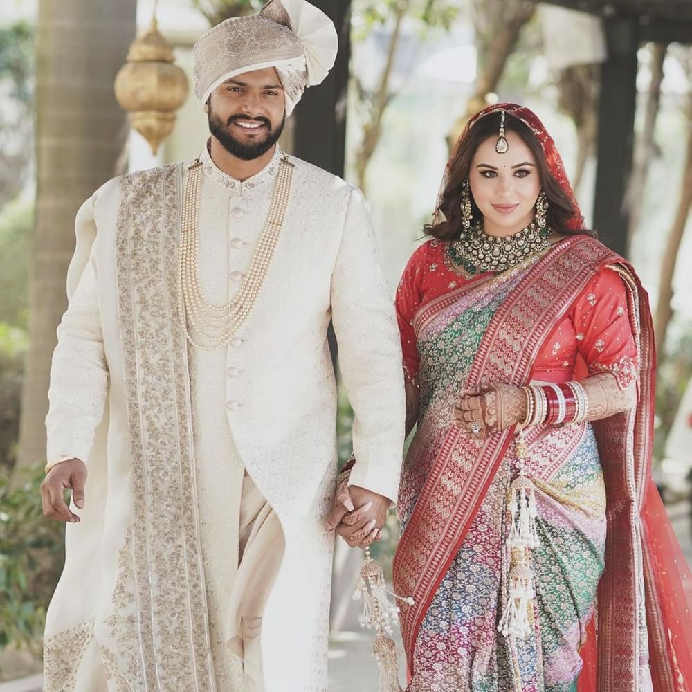 ਲਾੜਾ-ਲਾੜੀ ਦਾ ਫੇਰਾ ਲੁੱਕ ਵੀ ਕਾਫੀ ਛਾਇਆ ਹੋਇਆ ਹੈ। ਮੈਂਡੀ ਤੱਖਰ ਨੇ ਮਲੱਟੀ ਕਲਰ ਦੀ ਸਾੜੀ ਕੈਰੀ ਕੀਤੀ ਹੈ ਅਤੇ ਸ਼ੇਖਰ ਨੇ ਆਫ ਵਾਇਟ ਕਲਰ ਦੀ ਸ਼ੇਰਵਾਨੀ ਕੈਰੀ ਕੀਤੀ ਹੈ।