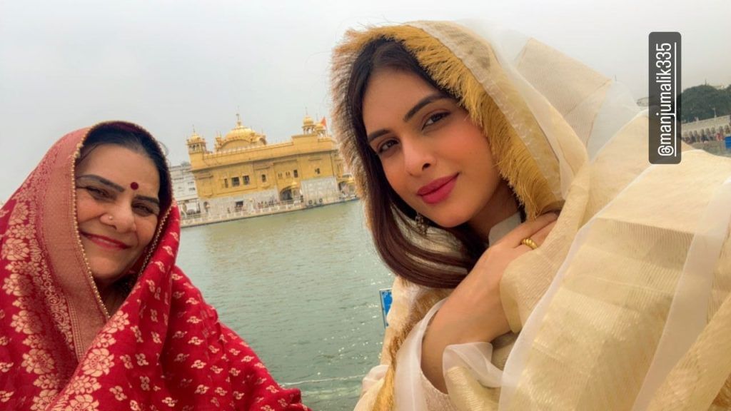 Pollywood and Bhojpuri model Neha Malik travels around the world daily with her professional life.  Her schedule is very busy but even after that she remains very connected with her fans. 