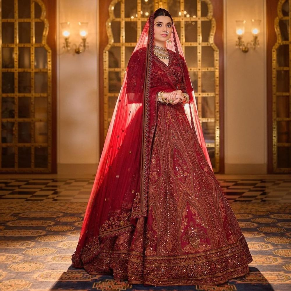 ਜੇਕਰ ਤੁਸੀਂ ਆਪਣੇ ਵਿਆਹ 'ਤੇ ਰੈਡ ਕਲਰ ਦਾ ਲਹਿੰਗਾ ਪਹਿਨਣਾ ਚਾਹੁੰਦੇ ਹੋ, ਤਾਂ ਨਿਮਰਤ ਦਾ ਇਹ ਬ੍ਰਾਈਡਲ ਲਹਿੰਗਾ ਤੁਹਾਡੀ ਬ੍ਰਾਈਡਲ ਲੁੱਕ ਲਈ ਸਭ ਤੋਂ ਵਧੀਆ ਹੋਵੇਗਾ। ਇਸ ਦੇ ਨਾਲ ਨਿਮਰਤ ਨੇ ਏਂਕਲ ਲੈਂਥ ਅਤੇ ਵੀ ਨੇਕ ਸ਼ੇਪ ਵਾਲਾ ਬਲਾਊਜ਼ ਡਿਜ਼ਾਈਨ ਪਾਇਆ ਹੋਇਆ ਹੈ, ਜੋ ਕਿ ਬਹੁਤ ਪਿਆਰਾ ਲੱਗ ਰਿਹਾ ਹੈ।