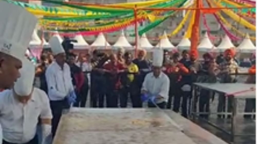 ਇਸ ਪਰੌਂਠੇ ਨੂੰ ਬਣਾਉਣ ਲਈ ਅੰਮ੍ਰਿਤਸਰ ਦੇ ਤਾਜ ਹੋਟਲ ਦੇ ਸੈਫ ਅਸਪਾਨ ਸਿੰਘ ਨੇ ਆਪਣੇ 8 ਸਾਥੀਆਂ ਦੇ ਨਾਲ ਮਿਲ ਕੇ ਤਿਆਰ ਕੀਤਾ ਹੈ। ਇਹ ਵੀ ਦੱਸਿਆ ਜਾ ਰਿਹਾ ਹੈ ਕਿ ਇਸ ਪਰੌਂਠੇ ਨੂੰ ਤਿਆਰ ਕਰਨ ਲਈ ਕਾਫੀ ਦਿਨ ਪ੍ਰੈਕਟਿਸ ਵੀ ਕੀਤੀ ਗਈ ਹੈ ਉਸ ਤੋਂ ਬਾਅਦ ਜਾ ਕੇ ਇਹ ਪਰੌਂਠਾ ਤਿਆਰ ਕੀਤਾ ਗਿਆ।