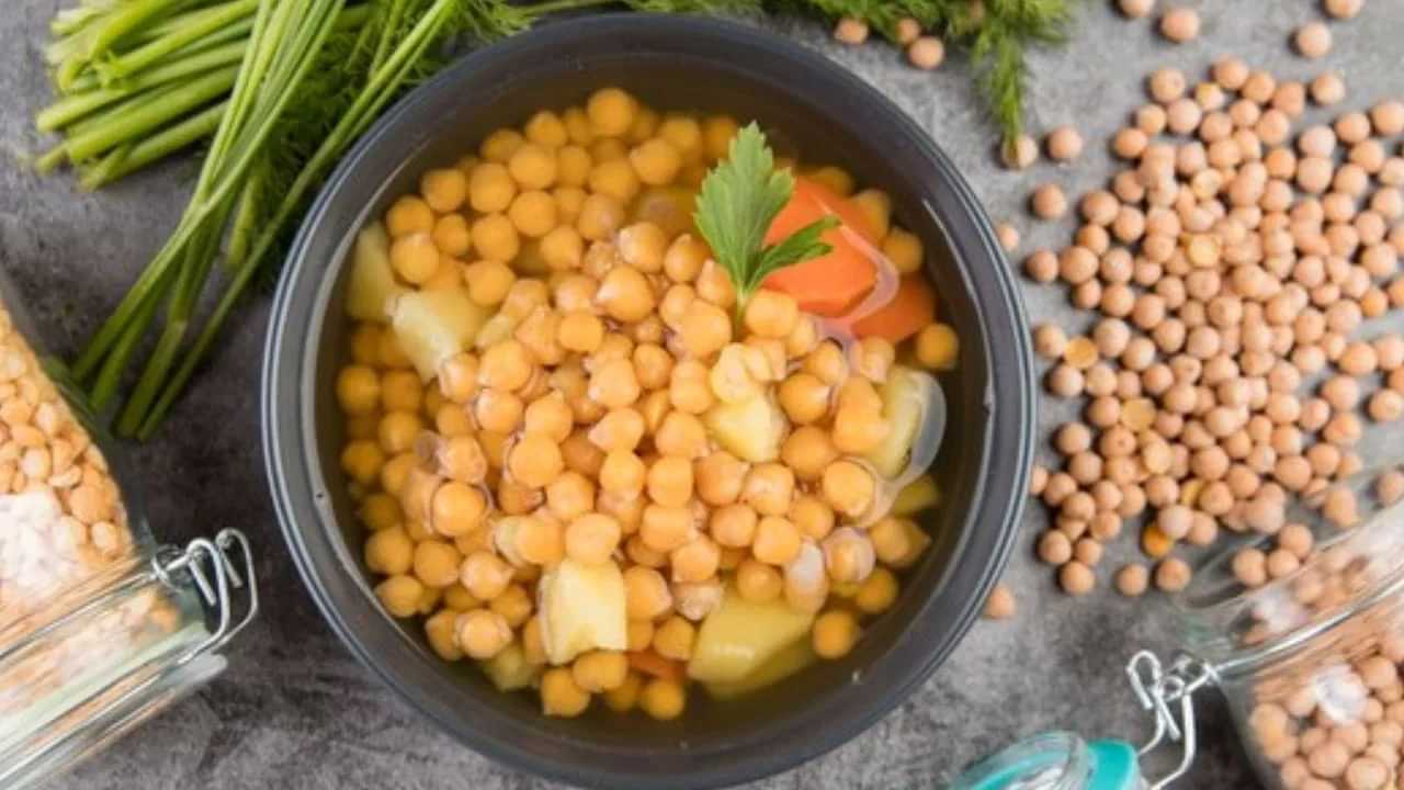 ਸਵੇਰੇ ਖਾਲੀ ਪੇਟ ਭਿੱਜੇ ਹੋਏ ਚਨੇ ਦਾ ਪਾਣੀ ਪੀਣ ਨਾਲ ਸਰੀਰ ਤੇ ਕੀ ਅਸਰ ਪੈਂਦਾ ਹੈ? ਜਾਣੋ... ਸਵੇਰੇ ਖਾਲੀ ਪੇਟ ਭਿੱਜੇ ਹੋਏ ਚਨੇ ਦਾ ਪਾਣੀ ਪੀਣ ਨਾਲ ਸਰੀਰ ਤੇ ਕੀ ਅਸਰ ਪੈਂਦਾ ਹੈ? ਜਾਣੋ...