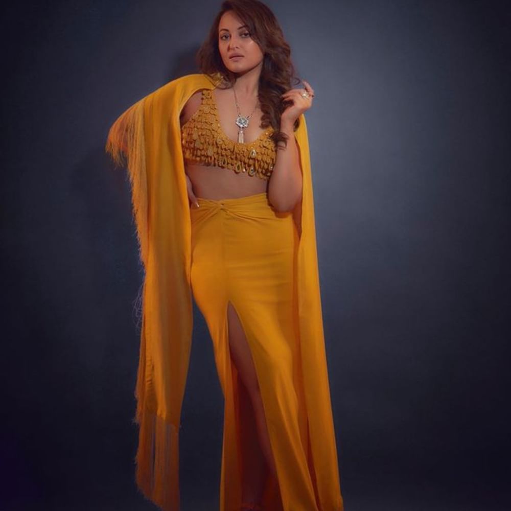 ਕੋ-ਆਰਡ ਸੈੱਟ: ਸੋਨਾਕਸ਼ੀ ਸਿਨਹਾ ਦਾ ਸਿਲਕੀ ਯੈਲੋ ਕੋ-ਆਰਡ ਸੈੱਟ ਵੀ ਥੋੜਾ ਟ੍ਰੈਡੀਸ਼ਨਲ ਟੱਚ ਦੇ ਰਿਹਾ ਹੈ। ਉਨ੍ਹਾਂ ਦੀ ਬ੍ਰਾਲੇਟ 'ਤੇ ਮਿੱਰਰ ਦਾ ਕੰਮ ਕੀਤਾ ਗਿਆ ਹੈ। ਅਦਾਕਾਰਾ ਦਾ ਇਹ ਲੁੱਕ ਕਾਫੀ ਖੂਬਸੂਰਤ ਲੱਗ ਰਿਹਾ ਹੈ।