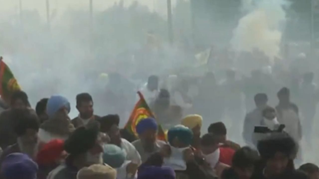 Farmers Protest: ਪੁਲਿਸ ਨੇ ਛੱਡੇ ਕਿਸਾਨਾਂ 'ਤੇ ਅੱਥਰੂ ਗੈਸ ਦੇ ਗੋਲੇ