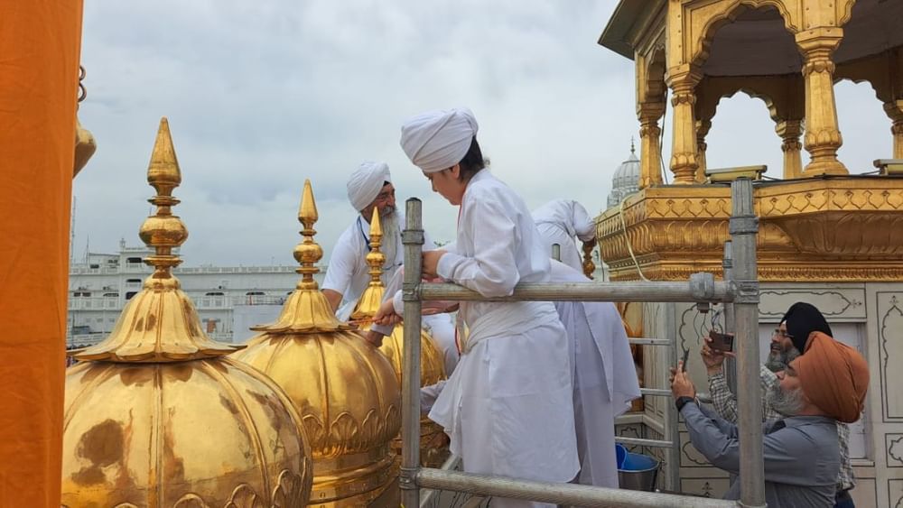 ਸੱਚਖੰਡ ਸ੍ਰੀ ਹਰਿਮੰਦਰ ਸਾਹਿਬ ਉੱਪਰ ਲੱਗੇ ਸੋਨੇ ਦੇ ਗੁੰਬਦਾਂ ਦੀ ਧੁਆਈ ਦੀ ਸੇਵਾ ਸ਼ੁਰੂ ਹੋ ਗਈ ਹੈ। ਧੁਆਈ ਦੇ ਕਾਰਜ ਨੂੰ ਅਰਦਾਸ ਨਾਲ ਆਰੰਭ ਕੀਤਾ ਗਿਆ।