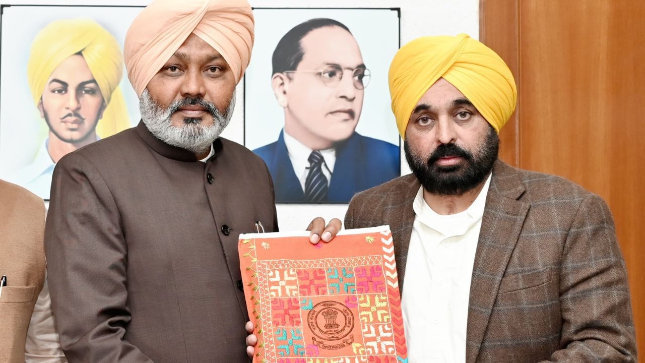 2200 ਕਰੋੜ ਰੁਪਏ ਨਾਲ 1706 ਪਿੰਡਾਂ ਤੱਕ ਪਹੁੰਚੇਗਾ ਪੀਣ ਵਾਲਾ ਸਾਫ਼ ਪਾਣੀ, ਚਾਰ ਸ਼ਹਿਰਾਂ ਵਿੱਚ ਚੱਲਣਗੀਆਂ ਈ-ਬੱਸਾਂ 2200 ਕਰੋੜ ਰੁਪਏ ਨਾਲ 1706 ਪਿੰਡਾਂ ਤੱਕ ਪਹੁੰਚੇਗਾ ਪੀਣ ਵਾਲਾ ਸਾਫ਼ ਪਾਣੀ, ਚਾਰ ਸ਼ਹਿਰਾਂ ਵਿੱਚ ਚੱਲਣਗੀਆਂ ਈ-ਬੱਸਾਂ