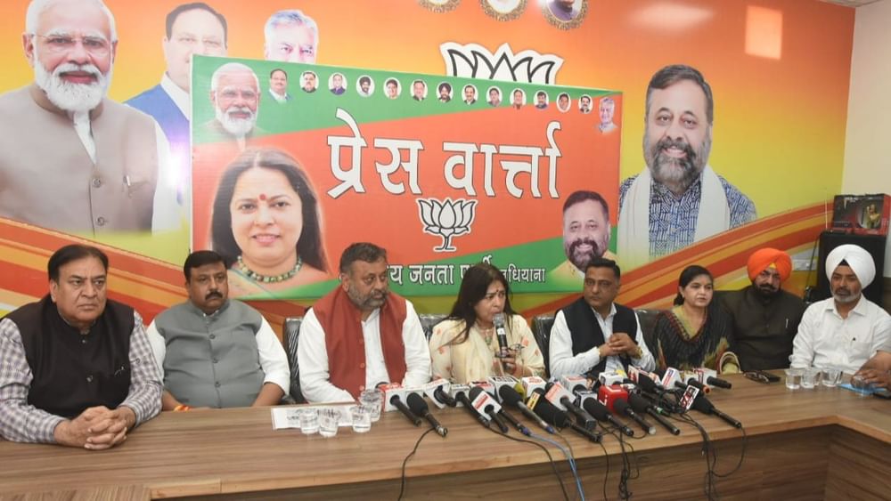 ਕੇਂਦਰੀ ਵਿਦੇਸ਼ ਰਾਜ ਮੰਤਰੀ ਮੀਨਾਕਸ਼ੀ ਲੇਖੀ ਸੋਮਵਾਰ ਨੂੰ ਲੁਧਿਆਣਾ ਪਹੁੰਚੇ। ਆਪਣੀ ਫੇਰੀ ਦੀ ਸ਼ੁਰੂਆਤ ਉਨ੍ਹਾਂ ਨੇ ਸਭ ਤੋਂ ਪਹਿਲਾਂ ਸ਼੍ਰੀ ਦੁਰਗਾ ਮਾਤਾ ਮੰਦਰ ਪਹੁੰਚ ਕੇ ਮਾਂ ਦੇ ਦਰਸ਼ਨਾਂ ਨਾਲ ਕੀਤੀ।