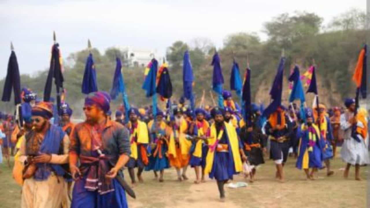 Hola Mohalla: ਕਿਊਂ ਮਣਾਇਆ ਜਾਂਦਾ ਹੈ ਹੋਲਾ ਮਹੱਲਾ? ਕਿਸਨੇ ਕੀਤੀ ਸ਼ੁਰੂਆਤ? ਜਾਣੋ ਪੂਰਾ ਇਤਿਹਾਸ Hola Mohalla: ਕਿਊਂ ਮਣਾਇਆ ਜਾਂਦਾ ਹੈ ਹੋਲਾ ਮਹੱਲਾ? ਕਿਸਨੇ ਕੀਤੀ ਸ਼ੁਰੂਆਤ? ਜਾਣੋ ਪੂਰਾ ਇਤਿਹਾਸ