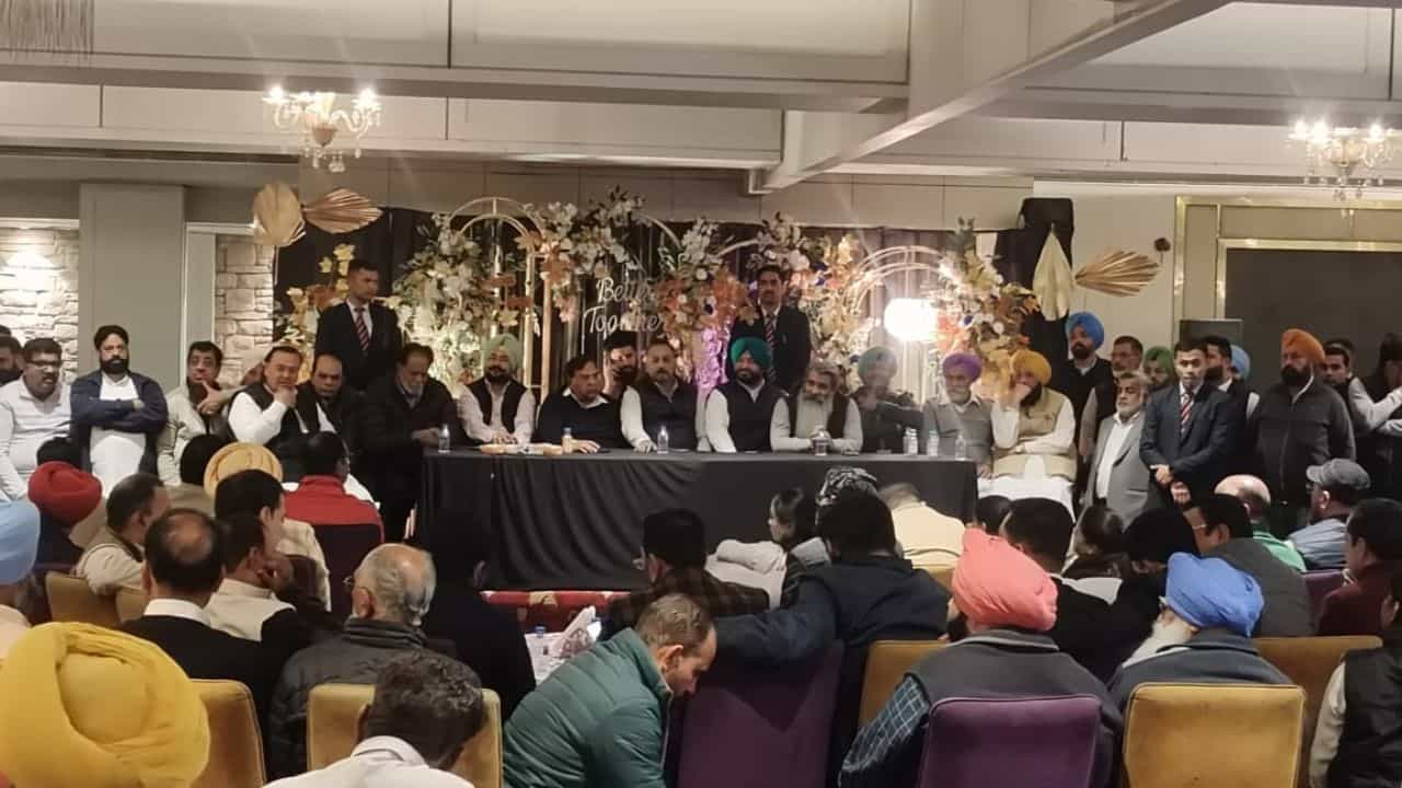 ਲੁਧਿਆਣਾ ਤੋਂ ਸਾਂਸਦ ਰਵਨੀਤ ਬਿੱਟੂ 5 ਮਾਰਚ ਨੂੰ ਦੇਣਗੇ ਗ੍ਰਿਫਤਾਰੀ: ਕਾਂਗਰਸ ਦੀ ਮੀਟਿੰਗ ਚ ਹੰਗਾਮਾ; ਵਰਕਰਾਂ ਤੇ ਭੜਕੇ ਸਾਬਕਾ ਮੰਤਰੀ ਆਸ਼ੂ