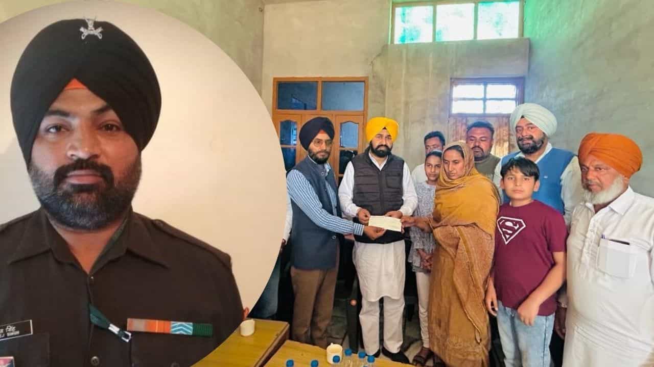 ਸ਼ਹੀਦ ਸੂਬੇਦਾਰ ਅੰਗਰੇਜ਼ ਸਿੰਘ ਦੇ ਪਰਿਵਾਰ ਨੂੰ ਪੰਜਾਬ ਸਰਕਾਰ ਨੇ ਸੌਂਪੀ ਇੱਕ ਕਰੋੜ ਰੁਪਏ ਦੀ ਸਨਮਾਨ ਰਾਸ਼ੀ