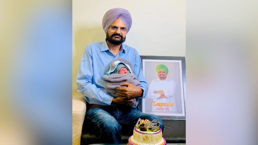 ਸਿੱਧੂ ਦੇ ਪਰਿਵਾਰ ਵੱਲੋਂ ਸ਼ੋਸ਼ਲ ਮੀਡੀਆ ਪਲੇਟਫਾਰਮ ਤੇ ਜਾਣਕਾਰੀ ਸਾਂਝੀ ਕਰਦਿਆਂ ਲਿਖਿਆ ਗਿਆ ਕਿ ‘ਸ਼ੁਭਦੀਪ ਨੂੰ ਚਾਹੁਣ ਵਾਲੀਆਂ ਲੱਖਾਂ ਕਰੋੜਾਂ ਰੂਹਾਂ ਦੀਆਂ ਅਸੀਸਾਂ ਨਾਲ ਅਕਾਲ ਪੁਰਖ ਨੇ ਸਾਡੀ ਝੋਲੀ ਵਿੱਚ ਸ਼ੁਭ ਦਾ ਛੋਟਾ ਵੀਰ ਪਾਇਆ ਹੈ। ਵਾਹਿਗੁਰੂ ਦੀਆਂ ਬਖਸ਼ਿਸ਼ਾਂ ਸਦਕਾ ਪਰਿਵਾਰ ਤੰਦਰੁਸਤ ਹੈ ਅਤੇ ਸਾਰੇ ਸ਼ੁਭ-ਚਿੰਤਕਾਂ ਦੇ ਅਥਾਹ ਪਿਆਰ ਲਈ ਸ਼ੁਕਰਗੁਜ਼ਾਰ ਹਾਂ।’