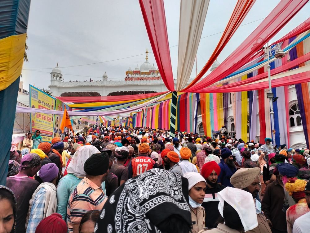 ਸਿੱਖ ਕੌਮ ਲਈ ਇਹ ਤਿਉਹਾਰ ਧਾਰਮਿਕ ਨਜ਼ਰੀਏ ਤੋਂ ਬਹੁਤ ਮਹੱਤਵ ਰੱਖਦਾ ਹੈ ਅਤੇ ਇਸ ਤਿਉਹਾਰ ਨੂੰ ਵਿਸ਼ਵ ਭਰ ਵਿੱਚ ਸਿੱਖ ਭਾਈਚਾਰੇ ਵੱਲੋਂ ਬੜੇ ਉਤਸ਼ਾਹ ਨਾਲ ਮਨਾਇਆ ਜਾਂਦਾ ਹੈ। ਸ੍ਰੀ ਅਨੰਦਪੁਰ ਸਾਹਿਬ ਵਿਖੇ ਮਨਾਇਆ ਜਾਣ ਵਾਲਾ ਹੋਲਾ ਮਹੱਲਾ ਆਪਣੇ ਅੰਤਿਮ ਪੜਾਅ ‘ਤੇ ਹੈ।