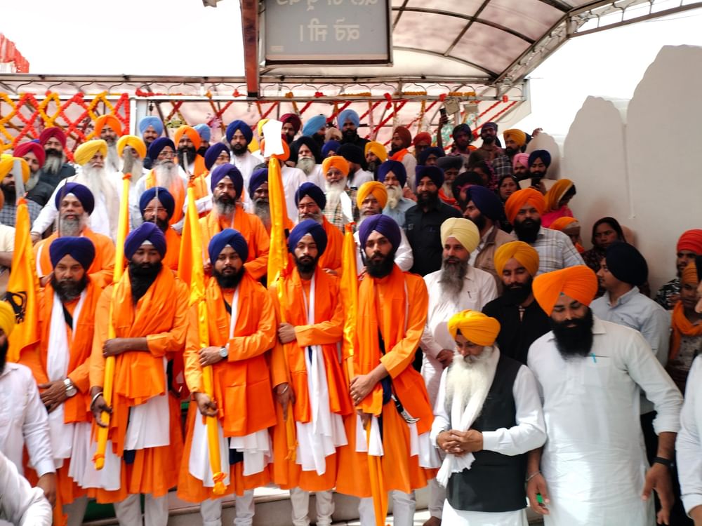 ਹੋਲੇ ਮਹੱਲੇ ਦੇ ਤਿਉਹਾਰ ਨੂੰ ਮਨਾਉਣ ਲਈ ਪੂਰੇ ਆਨੰਦਪੁਰ ਸਾਹਿਬ ਨੂੰ ਖੂਬਸੂਰਤੀ ਨਾਲ ਸਜਾਇਆ ਗਿਆ ਹੈ। ਹੋਲੀ, ਜਿਸ ਨੂੰ ਗੁਰੂ ਗੋਬਿੰਦ ਸਾਹਿਬ ਨੇ ਬਹਾਦਰੀ ਦੇ ਪ੍ਰਤੀਕ ਤਿਉਹਾਰ ਵਿੱਚ ਬਦਲ ਦਿੱਤਾ, ਛੇ ਸਾਲ ਦੇ ਬੱਚੇ ਤੋਂ ਲੈ ਕੇ ਸੱਠ ਸਾਲ ਦੇ ਬਜ਼ੁਰਗ ਤੱਕ ਹਰ ਕੋਈ ਘੋੜ ਸਵਾਰੀ, ਤਲਵਾਰਬਾਜ਼ੀ ਅਤੇ ਗਤਕਾ ਖੇਡ ਦਾ ਆਨੰਦ ਮਾਣਦਾ ਦੇਖਣ ਨੂੰ ਮਿਲਦਾ ਹੈ।