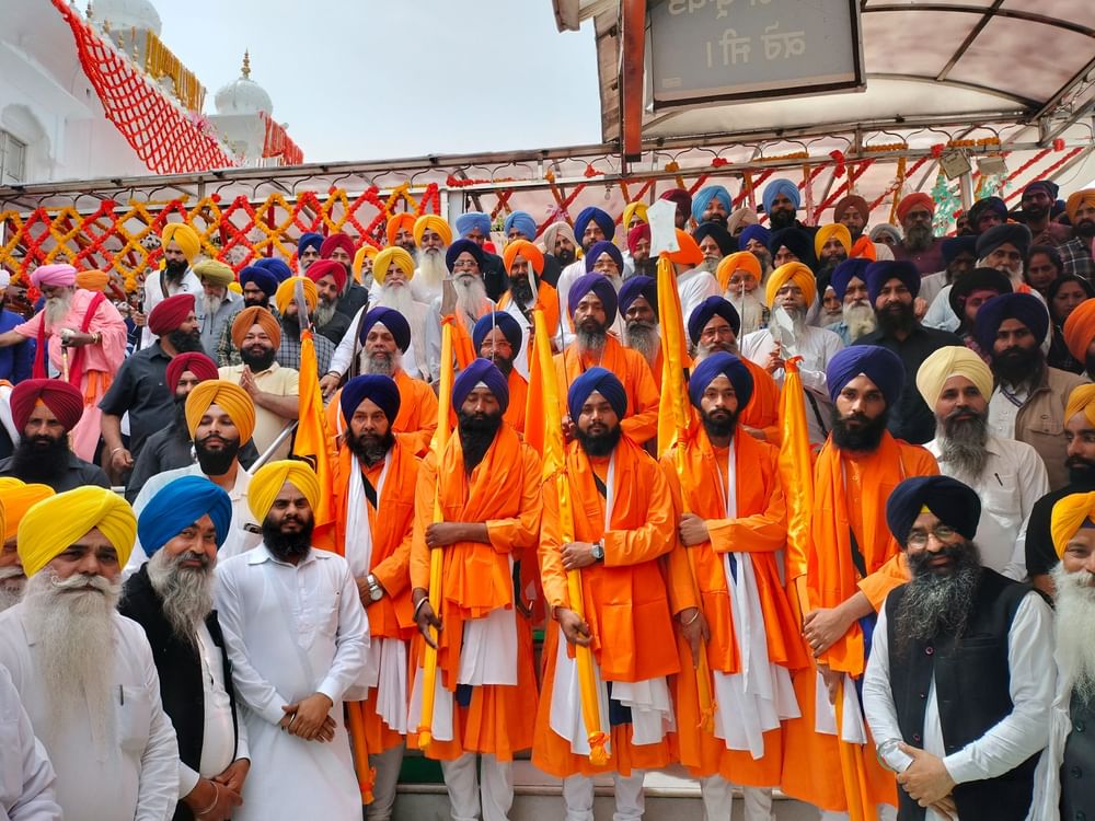ਹੋਲੇ ਮੁਹੱਲੇ ਦੇ ਪਵਿੱਤਰ ਤਿਉਹਾਰ ‘ਤੇ ਆਨੰਦਪੁਰ ਸਾਹਿਬ ਵਿਖੇ ਗੁਰੂਬਾਣੀ ਦਾ ਵਿਸ਼ੇਸ਼ ਪਾਠ ਕੀਤਾ ਜਾਂਦਾ ਹੈ। ਹੋਲੇ ਮਹੱਲੇ ਵਿੱਚ ਜਿੱਥੇ ਤੁਹਾਨੂੰ ਗੁਰੂ ਸਾਹਿਬਾਨ ਦੇ ਪੁਰਾਣੇ ਹਥਿਆਰ ਦੇਖਣ ਨੂੰ ਮਿਲਦੇ ਹਨ, ਉੱਥੇ ਹੀ ਤੁਸੀਂ ਨਿਹੰਗਾਂ ਨੂੰ ਵੀ ਨਵੇਂ ਅਤੇ ਪੁਰਾਣੇ ਹਥਿਆਰਾਂ ਨਾਲ ਲੈਸ ਦੇਖ ਸਕਦੇ ਹੋ।