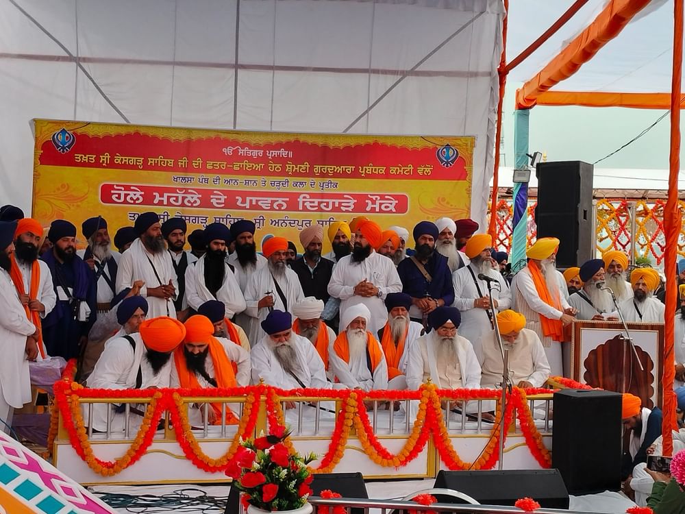 ਹੋਲੇ ਮਹੱਲੇ ਦੇ ਮੌਕੇ ‘ਤੇ ਤੁਸੀਂ ਵੱਖ-ਵੱਖ ਥਾਵਾਂ ‘ਤੇ ਲੰਗਰ ਲਗਾਏ ਹੋਏ ਦੇਖੋਗੇ, ਜਿਸ ਨਾਲ ਜੁੜੇ ਲੋਕ ਤੁਹਾਨੂੰ ਪ੍ਰਸ਼ਾਦ ਛਕਣ ਲਈ ਬੜੇ ਸਤਿਕਾਰ ਨਾਲ ਬੇਨਤੀ ਕਰਦੇ ਨਜ਼ਰ ਆਉਣਗੇ। ਹੋਲੇ ਮੁਹੱਲੇ ਦਾ ਇਹ ਪਵਿੱਤਰ ਤਿਉਹਾਰ ਹਿਮਾਚਲ ਪ੍ਰਦੇਸ਼ ਦੀ ਸਰਹੱਦ ਦੇ ਨੇੜੇ ਇੱਕ ਛੋਟੀ ਨਦੀ ਚਰਨ ਗੰਗਾ ਦੇ ਕੰਢੇ ਮਨਾਇਆ ਜਾਂਦਾ ਹੈ।