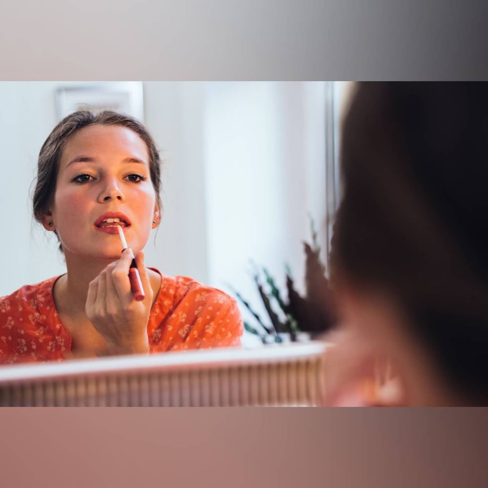 ਅੱਜ-ਕੱਲ੍ਹ ਡਯੂਈ ਮੇਕਅੱਪ ਕਾਫੀ ਟ੍ਰੈਂਡ 'ਚ ਹੈ। ਜੋ ਨਾ ਤਾਂ ਬਹੁਤ ਜ਼ਿਆਦਾ ਗਲੋਸੀ ਹੈ ਅਤੇ ਨਾ ਹੀ ਬਹੁਤ ਡ੍ਰਾਈ ਹੈ। ਇਹ ਮੈਟ ਮੇਕਅੱਪ ਤੋਂ ਥੋੜ੍ਹਾ ਵੱਖਰਾ ਹੈ। ਬਸੰਤ ਰੁੱਤ ਵਿੱਚ ਤੁਸੀਂ ਡਯੂਈ ਮੇਕਅੱਪ ਕਰ ਸਕਦੇ ਹੋ। ਇਸ ਨਾਲ ਤੁਹਾਨੂੰ Shiny ਚਿਹਰੇ ਦੇ ਨਾਲ-ਨਾਲ ਚੰਗੀ ਲੁੱਕ ਵੀ ਮਿਲੇਗੀ। ਨਾਲ ਹੀ, ਇਹ ਮੇਕਅੱਪ ਡ੍ਰਾਈ ਸਕਿਨ ਵਾਲੇ ਲੋਕਾਂ ਬੈਸਟ ਹੈ।