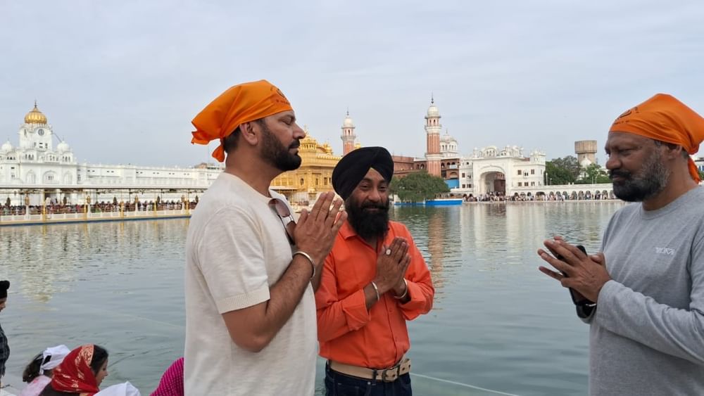 ਅੱਜ ਪੰਜਾਬੀ ਸਿੰਗਰ ਜਸਬੀਰ  ਜੱਸੀ ਸੱਚਖੰਡ ਸ੍ਰੀ ਹਰਿਮੰਦਰ ਸਾਹਿਬ ਵਿਖੇ ਨਤਮਸਤਕ ਹੋਣ ਲਈ ਪਹੁੰਚੇ। ਇਸ ਮੌਕੇ ਉਹਨਾਂ ਗੁਰੂਘਰ ਵਿੱਚ ਮੱਥਾ ਟੇਕਿਆ ਤੇ ਸਰਬਤ ਦੇ ਭਲੇ ਦੀ ਅਰਦਾਸ ਕੀਤੀ ਤੇ ਵਾਹਿਗੁਰੂ ਦਾ ਸ਼ੁਕਰਾਨਾ ਅਦਾ ਕੀਤਾ।