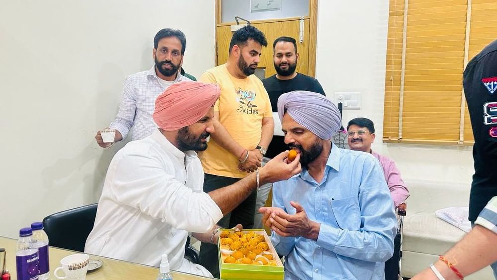 ਪੰਜਾਬ ਕਾਂਗਰਸ ਪ੍ਰਧਾਨ ਅਮਰਿੰਦਰ ਸਿੰਘ ਰਾਜਾ ਵੜਿੰਗ ਵੀ ਮੂਸੇਵਾਲਾ ਦੇ ਪਰਿਵਾਰਿਕ ਮੈਂਬਰਾਂ ਨੂੰ ਮੁਬਾਰਕਬਾਦ ਦੇਣ ਪਹੁੰਚੇ। ਇਸ ਮੌਕੇ ਉਹਨਾਂ ਨੇ ਜਿੱਥੇ ਬਲਕੌਰ ਸਿੱਧੂ ਨਾਲ ਮੁਲਾਕਾਤ ਕੀਤੀ ਤਾਂ ਉੱਥੇ ਹੀ ਸਿੱਧੂ ਮੂਸੇਵਾਲਾ ਦੇ ਪ੍ਰਸੰਸਕਾਂ ਨੂੰ ਵੀ ਉਹਨਾਂ ਵੱਲੋਂ ਵਧਾਈਆਂ ਦਿੱਤੀਆਂ ਗਈਆਂ।
