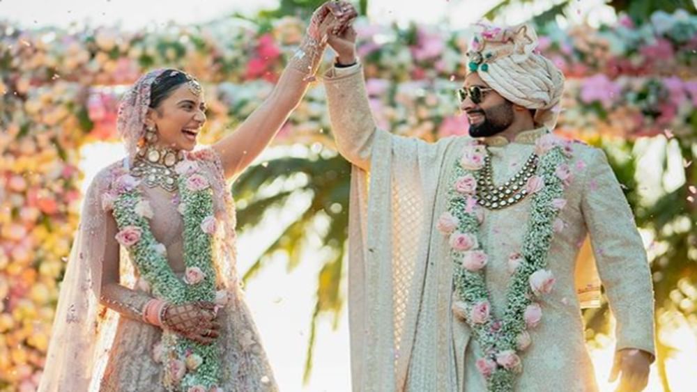 ਬਾਲੀਵੁੱਡ ਅਦਾਕਾਰਾ ਰਕੁਲ ਪ੍ਰੀਤ ਸਿੰਘ ਅਤੇ ਨਿਰਮਾਤਾ ਜੈਕੀ ਭਗਨਾਨੀ ਵਿਆਹ ਤੋਂ ਬਾਅਦ ਸ਼ੁਕਰਵਾਰ, 1 ਮਾਰਚ ਨੂੰ ਸ੍ਰੀ ਦਰਬਾਰ ਸਾਹਿਬ ਮੱਥਾ ਟੇਕਣ ਲਈ ਪਹੁੰਚੇ। ਰਕੁਲ ਅਤੇ ਜੈਕੀ ਆਪਣੇ ਪਰਿਵਾਰ ਨਾਲ ਅਮ੍ਰਿਤਸਰ ਪਹੁੰਚੇ। ਰਕੁਲ ਪ੍ਰੀਤ ਅਤੇ ਜੈਕੀ ਨੇ 21 ਫਰਵਰੀ 2024 ਨੂੰ ਗੋਆ ਵਿੱਚ ਵਿਆਹ ਕਰਵਾਇਆ ਸੀ।