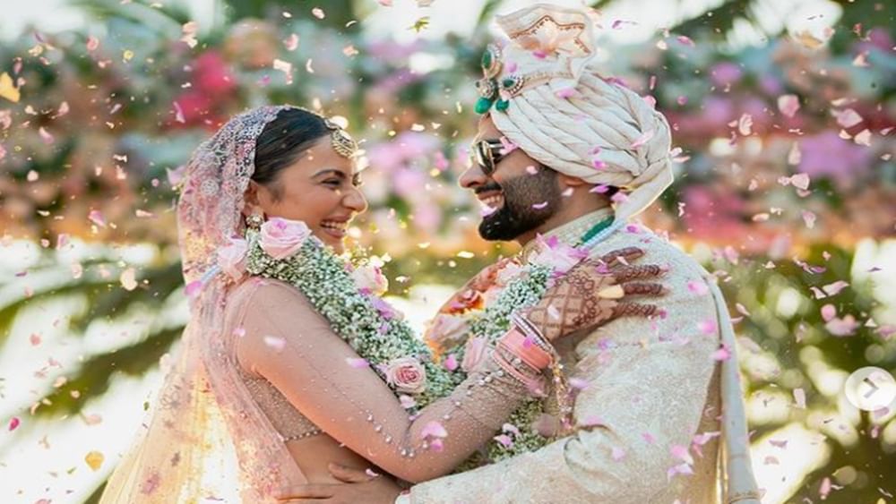 ਰਕੁਲ ਪ੍ਰੀਤ ਨੇ ਪੀਲੇ ਰੰਗ ਦਾ ਸਲਵਾਰ ਸੂਟ ਪਹਿਣਿਆ ਹੋਇਆ ਸੀ। ਐਕਟਰਸ ਨੇ ਬਿਲਕੁਲ ਸਿੰਪਲ ਲੁੱਕ ਕੈਰੀ ਕੀਤਾ ਸੀ। ਉੱਥੇ ਹੀ ਜੈਕੀ ਬਗਨਾਨੀ ਲਾਲ ਕੁੜਤਾ ਅਤੇ ਚਿੱਟੇ ਪਜ਼ਾਮੇ ਵਿੱਚ ਕਾਫੀ ਹੈਂਡਸਮ ਲੱਗ ਰਹੇ ਸਨ।