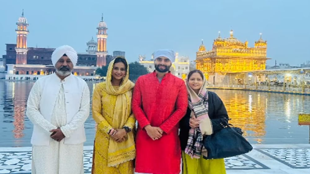 ਦੋਹਾਂ ਨੇ ਸੋਸ਼ਲ ਮੀਡੀਆ ਤੇ ਫੋਟੋ ਸ਼ੇਅਰ ਕਰਦੇ ਹੋਏ ਲਿਖਿਆ- Blessed। ਉਨ੍ਹਾਂ ਨੇ ਆਪਣੇ ਮਾਤਾ-ਪਿਤਾ ਨਾਲ ਵੀ ਫੋਟੋ ਸ਼ੇਅਰ ਕੀਤੀ ਹੈ।