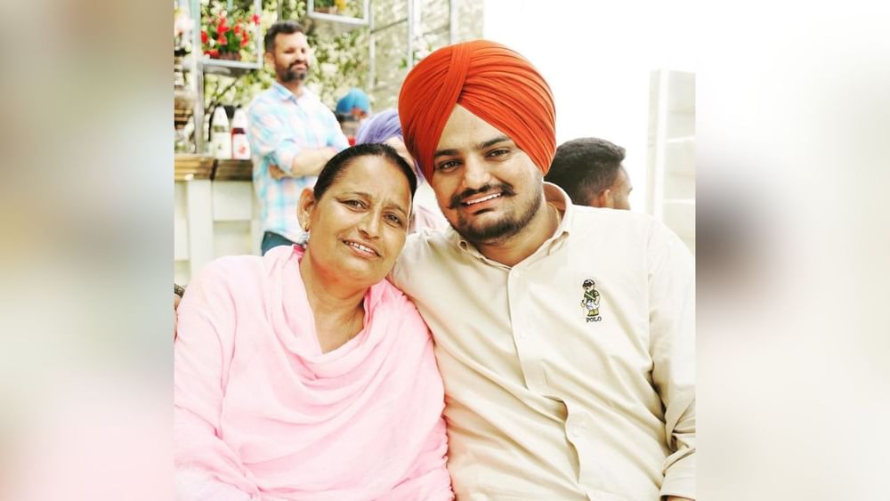 ਮੀਡੀਆ ਰਿਪੋਰਟਾਂ ਮੁਤਾਬਕ ਜਦੋਂ ਸਿੱਧੂ ਮੂਸੇਵਾਲਾ ਨੇ 2022 ਵਿੱਚ ਮਾਨਸਾ ਤੋਂ ਕਾਂਗਰਸ ਦੀ ਟਿਕਟ 'ਤੇ ਚੋਣ ਲੜੀ ਸੀ। ਉਸ ਦੌਰਾਨ ਮਾਤਾ ਚਰਨ ਕੌਰ ਨੇ ਕਵਰਿੰਗ ਉਮੀਦਵਾਰ ਵਜੋਂ ਹਲਫ਼ਨਾਮਾ ਭਰਿਆ ਸੀ। ਉਸ ਵੇਲੇ ਉਨ੍ਹਾਂ ਨੇ ਆਪਣੀ ਉਮਰ 56 ਸਾਲ ਦੱਸੀ ਸੀ। ਜਿਸ ਮੁਤਾਬਕ ਹੁਣ ਉਨ੍ਹਾਂ ਦੀ ਉਮਰ ਲਗਭਗ 58 ਸਾਲ ਅਤੇ ਪਿਤਾ ਬਲਕੌਰ ਸਿੰਘ ਦੀ ਉਮਰ 60 ਸਾਲ ਦੇ ਕਰੀਬ ਹੈ।