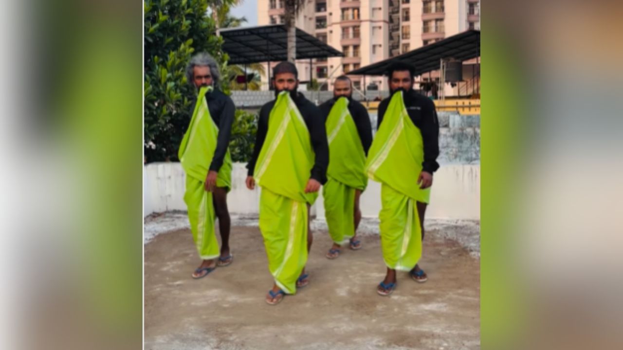 Lungi Dance Video: ਇੰਟਰਨੈੱਟ ‘ਤੇ ਛਾ ਗਏ ਕੇਰਲ ਦੇ ਦੇਸੀ ਮਾਈਕਲ ਜੈਕਸਨ, ਲੁੰਗੀ-ਸ਼ਰਟ ‘ਚ ਸੜਕ ‘ਤੇ ਡਾਂਸ ਕਰਕੇ ਮਚਾਈ ਧੂਮ Lungi Dance Video: ਇੰਟਰਨੈੱਟ ‘ਤੇ ਛਾ ਗਏ ਕੇਰਲ ਦੇ ਦੇਸੀ ਮਾਈਕਲ ਜੈਕਸਨ, ਲੁੰਗੀ-ਸ਼ਰਟ ‘ਚ ਸੜਕ ‘ਤੇ ਡਾਂਸ ਕਰਕੇ ਮਚਾਈ ਧੂਮ