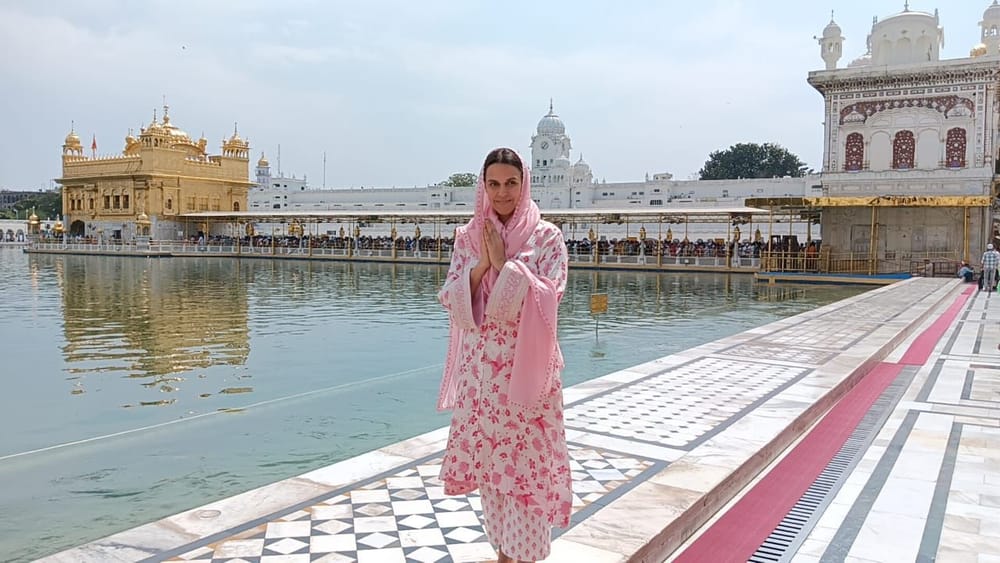 ਸੱਚਖੰਡ ਸ੍ਰੀ ਹਰਿਮੰਦਰ ਸਾਹਿਬ ਜਿੱਥੇ ਕੀ ਰੋਜ਼ਾਨਾ ਹੀ ਹਜ਼ਾਰਾਂ-ਲੱਖਾਂ ਦੀ ਗਿਣਤੀ ਵਿੱਚ ਸੰਗਤਾਂ ਨਤਮਸਤਕ ਹੋਣ ਪਹੁੰਚਦੀਆਂ ਹਨ । ਇਸ ਪਵਿੱਤਰ ਗੁਰੂ ਘਰ ਵਿਖੇ ਸੰਗਤਾਂ ਆਪਣੇ ਪਰਿਵਾਰ ਦੀ ਸੁੱਖ-ਸ਼ਾਂਤੀ ਲਈ ਵਾਹਿਗੁਰੂ ਅੱਗੇ ਅਰਦਾਸ ਕਰਦੀਆਂ ਹਨ।