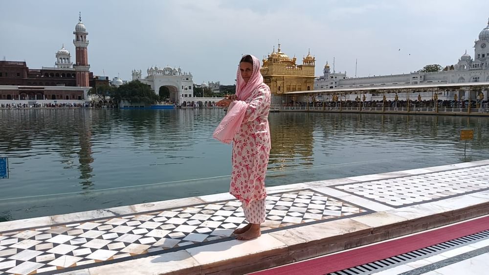 ਸੱਚਖੰਡ ਸ੍ਰੀ ਹਰਿਮੰਦਰ ਸਾਹਿਬ ਵਿਖੇ ਕਈ ਰਾਜਨੀਤਿਕ ਚਿਹਰੇ, ਬਾਲੀਵੁੱਡ ਅਤੇ ਪਾਲੀਵੁੱਡ ਦੇ ਅਦਾਕਾਰ ਵੀ ਨਤਮਸਤਕ ਹੋਣ ਪਹੁੰਚਦੇ ਹਨ ਅਤੇ ਵਾਹਿਗੁਰੂ ਤੋਂ ਆਪਣੇ ਕਰੀਅਰ ਦੀ ਬਿਹਤਰੀ ਲਈ ਸੁੱਖਣਾ ਸੁੱਖਦੇ ਹਨ ।