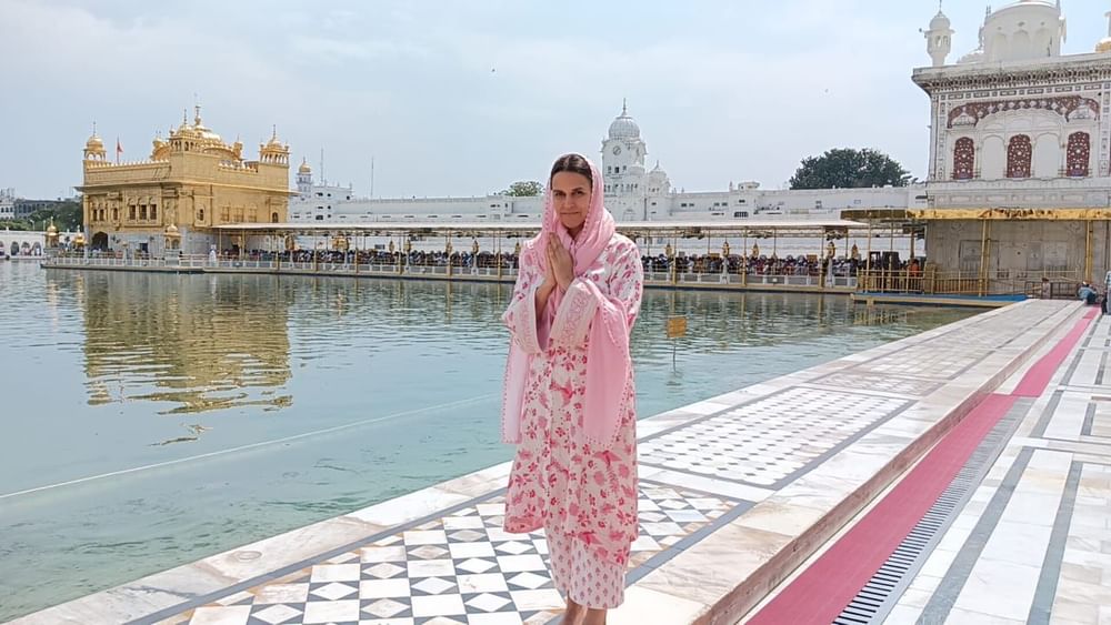 ਸੱਚਖੰਡ ਸ੍ਰੀ ਹਰਿਮੰਦਰ ਸਾਹਿਬ ਵਿਖੇ ਬਾਲੀਵੁੱਡ ਅਦਾਕਾਰਾ ਨੇਹਾ ਧੂਪੀਆ ਨਤਮਸਤਕ ਹੋਈ। ਇਸ ਦੌਰਾਨ ਜਿੱਥੇ ਉਨ੍ਹਾਂ ਨੇ ਸੱਚਖੰਡ ਵਿਖੇ ਮੱਥਾ ਟੇਕਿਆ, ਉੱਥੇ ਹੀ ਇਲਾਹੀ ਬਾਣੀ ਦਾ ਵੀ ਸਰਵਣ ਕਰ ਕੇ ਸਰਬੱਤ ਦੇ ਭਲੇ ਦੀ ਅਰਦਾਸ ਵੀ ਕੀਤੀ।