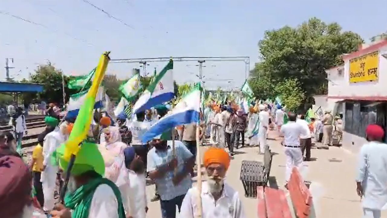 Farmer Protest: ਕਿਸਾਨਾਂ ਨੇ ਸ਼ੰਭੂ ਬਾਰਡਰ ਦਾ ਰੇਲਵੇ ਰੂਟ ਕੀਤਾ ਬੰਦ, ਬਾਰਡਰ ਦੇ ਰੇਲਵੇ ਟਰੈਕ 'ਤੇ ਬੈਠੇ ਕਿਸਾਨ