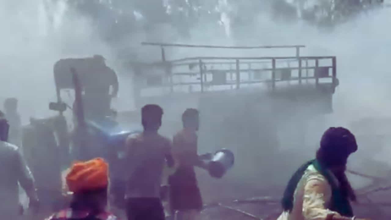 ਹਰਿਆਣਾ-ਪੰਜਾਬ ਸ਼ੰਭੂ ਸਰਹੱਦ ਤੇ ਲੱਗੀ ਅੱਗ, ਕਿਸਾਨਾਂ ਦੇ ਟਰੈਕਟਰ-ਟਰਾਲੀ ਸਮੇਤ 4 ਟੈਂਟ ਸੜੇ ਹਰਿਆਣਾ-ਪੰਜਾਬ ਸ਼ੰਭੂ ਸਰਹੱਦ ਤੇ ਲੱਗੀ ਅੱਗ, ਕਿਸਾਨਾਂ ਦੇ ਟਰੈਕਟਰ-ਟਰਾਲੀ ਸਮੇਤ 4 ਟੈਂਟ ਸੜੇ