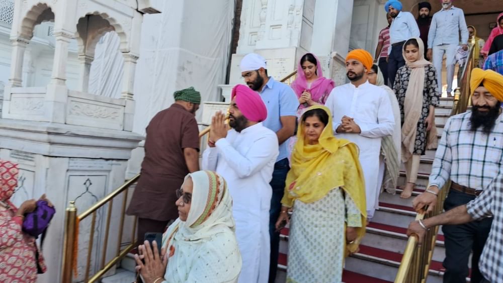 ਗੁਰਜੀਤ ਔਜਲਾ ਨੇ ਲੋਕ ਸਭਾ ਚੋਣ ਲਈ ਮਿਲੀ ਟਿਕਟ ਅੰਮ੍ਰਿਤਸਰ ਦੇ ਲੋਕਾਂ ਨੂੰ ਸਮਰਪਿਤ ਕੀਤੀ ਹੈ। ਉਨ੍ਹਾਂ ਨੇ ਕਿਹਾ ਇਸ ਵਾਰ ਵੀ ਲੋਕਾਂ ਦੀ ਉਮੀਦਾਂ ਤੇ ਖਰ੍ਹਾ ਉੱਤਰਣ ਦੀ ਕੋਸ਼ਿਸ਼ ਕਰਾਂਗਾ। ਲੋਕਾਂ ਦੇ ਦੁੱਖ-ਸੁੱਖ ਵਿੱਚ ਹਮੇਸ਼ਾ ਉਨ੍ਹਾਂ ਨਾਲ ਖੜ੍ਹਾ ਰਵਾਂਗਾ।